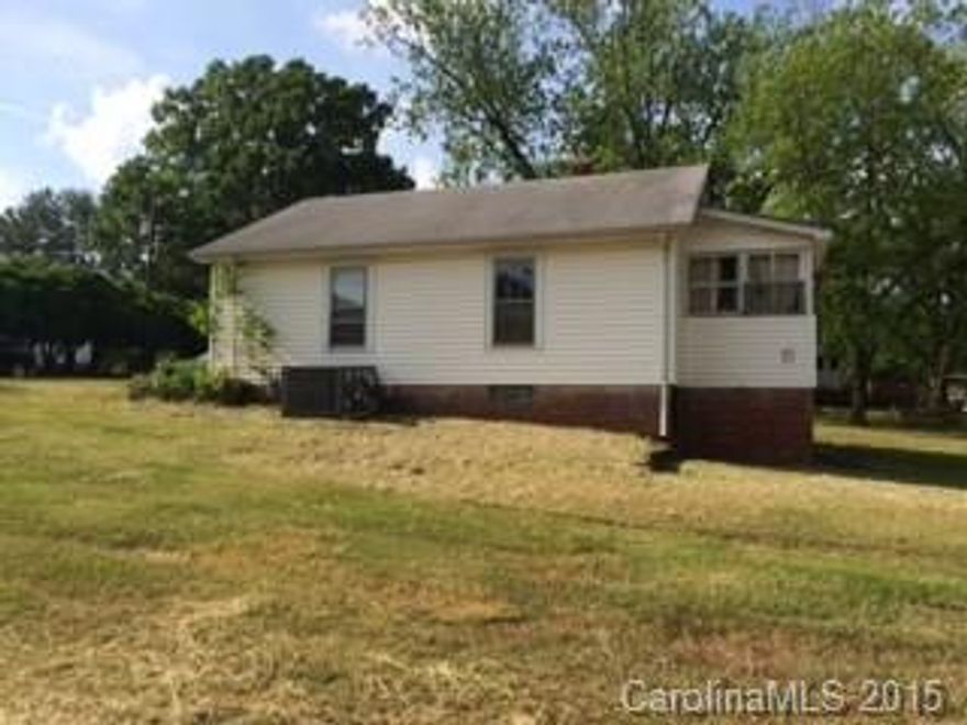 PRICED TO SELL ! NICE CORNER LOT...