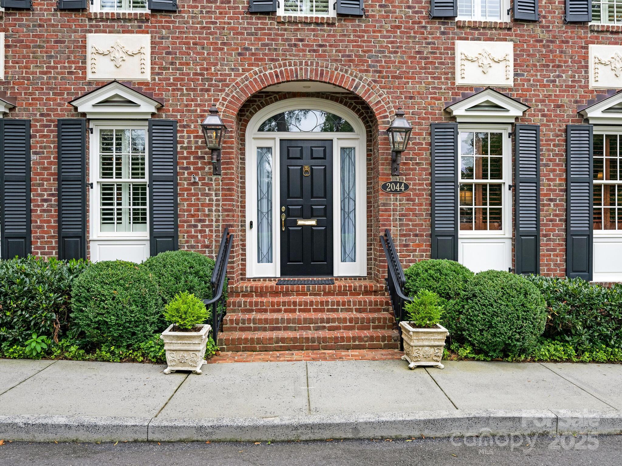 2044 Queens Road W