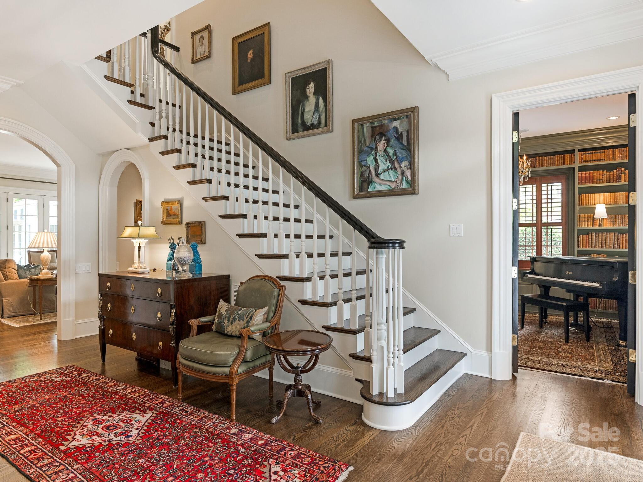 2044 Queens Road W