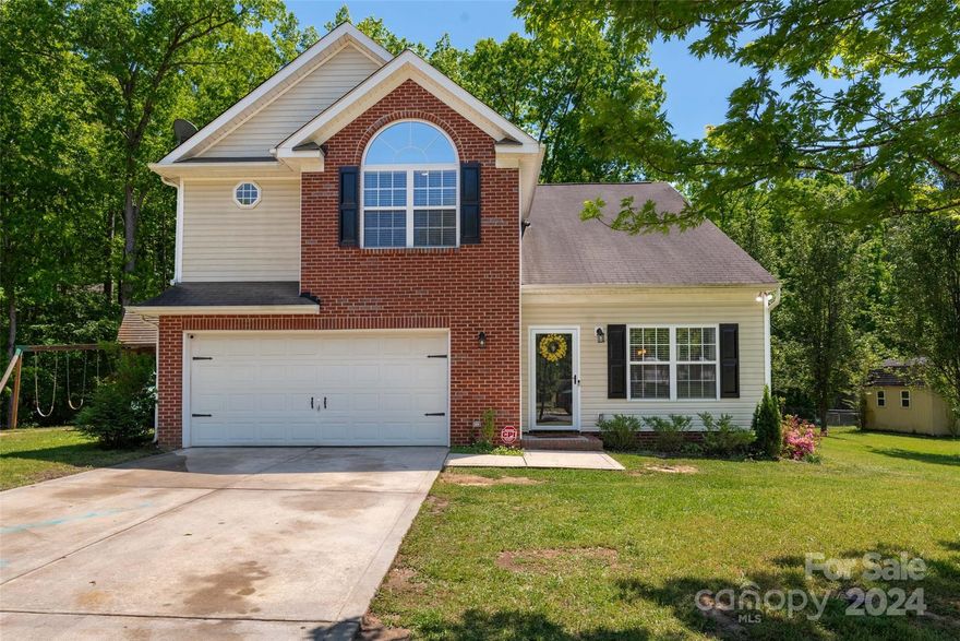 Welcome home to the Forest Hills Community.  Well maintained home and updates in a great neighborhood with no HOA.  4 bedrooms and 2.5 bathrooms.  Hardwood floors throughout, even in the bedrooms. Tile in the bathrooms. Great room has vaulted ceiling,  Living room features a fireplace, stainless steel appliances in the kitchen.  HVAC replaced last year-2023. 
Nearby restaurants, shopping and easy access to the main highways.