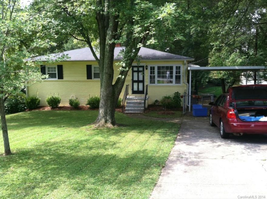 Charming 3 Bed 1 Bath house with fenced in yard.  The house has been very well taken care of.  Close to Paige Elementary and within walking distance to downtown Belmont.