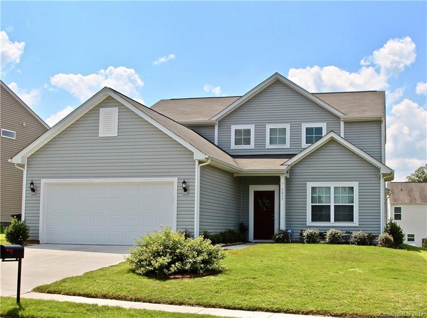 Fantastic location in Woodbury neighborhood!  Open floor plan with lots of space and bright light!  Main-level living area includes downstairs Master, laundry, office and expanded sun room.  Upstairs has two bedrooms, bathroom and large loft/ playroom area.  Part of loft can easily be converted into 4th bedroom.  Fresh paint throughout.  Home is located across the street from neighborhood park & pool!
*ACCEPTING BACKUP OFFERS*