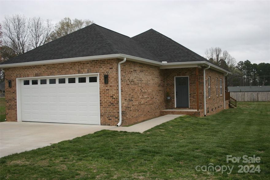 3 bedroom, 2 car garage ranch home right in the Heart of Troutman. This is an awesome home, nice open floor plan, great flat lot and all brick. This is a must see home, very detailed construction. Granite bathrooms and kitchen.

This is also in the Office Institutional zoning, great law, dental, professional office use