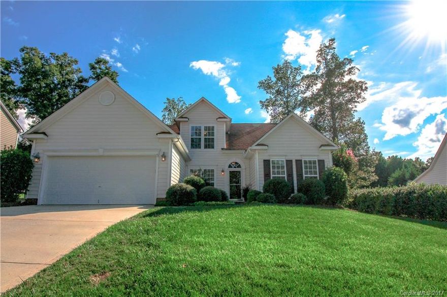 STUNNING!Hard to Find Ranch w/Upper Level Bonus w/Full Bth in The Desirable Fort Mill Community of Knightsbridge~Gorgeous Gleaming Wood Flrs on Main Lvl~Kit w/Granite Counters & Tile Backsplash~Relax w/Morning Coffee in Your Awesome Sunroom~Great Rm w/Fireplace~Dining Rm w/Trey Ceiling~Master Ste w/Trey Ceiling & Luxury Bth~Private Beautifully Landscaped Yard w/Pergola~Fantastic Location!Easy Access to Charlotte & 77~All This in Award Winning Fort Mill Schools!Don't Miss This Great Opportunity!