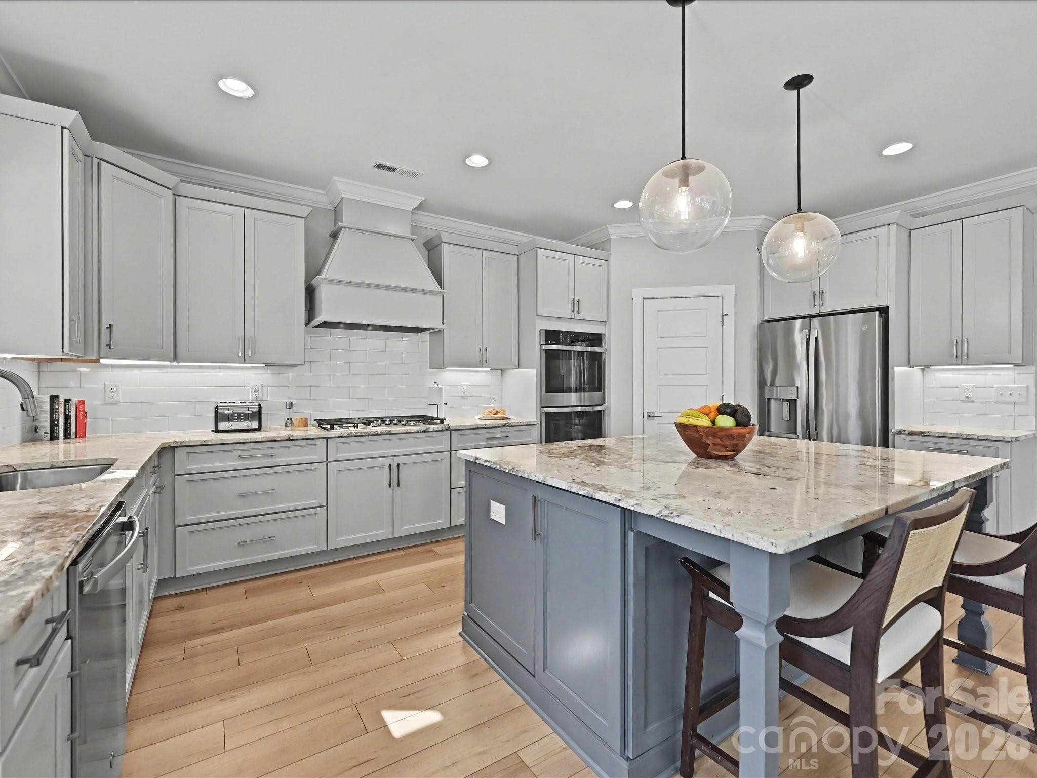 1052 Lakefront Woods