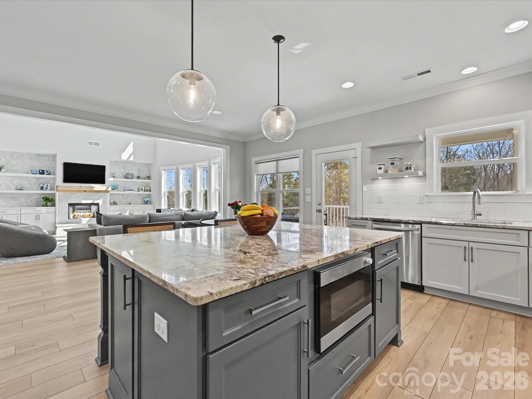 1052 Lakefront Woods