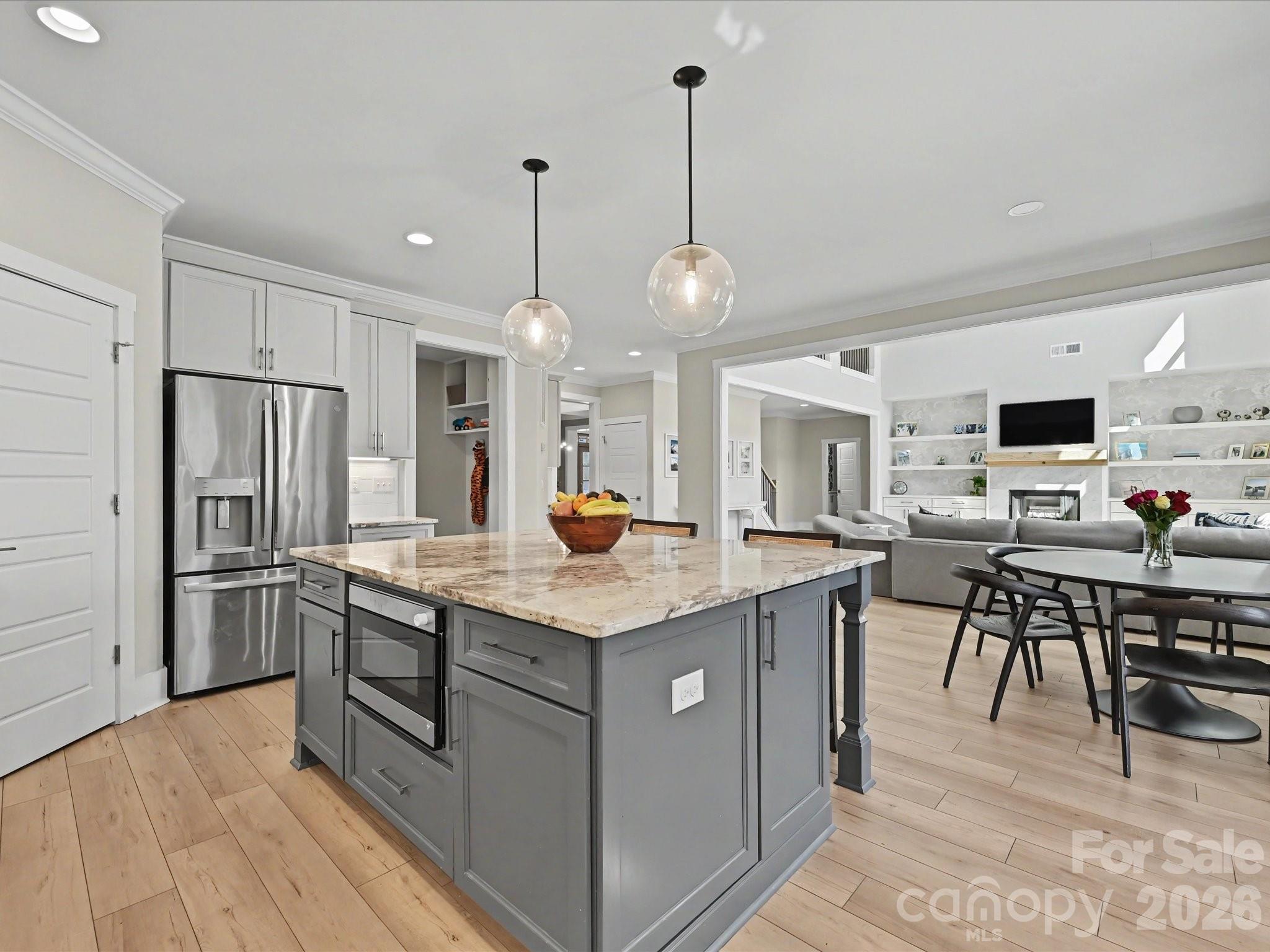 1052 Lakefront Woods