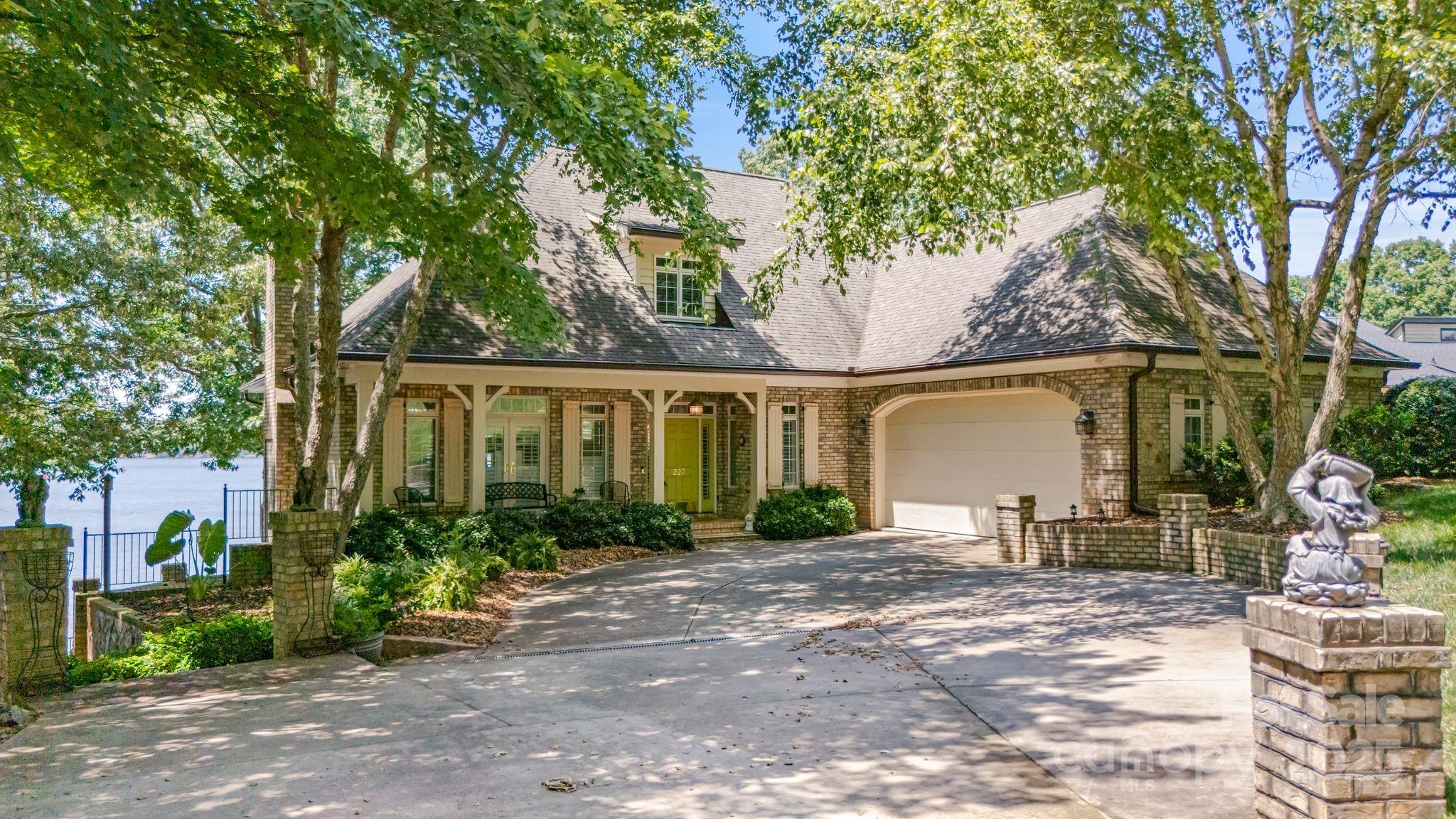 223 Larkspur Lane