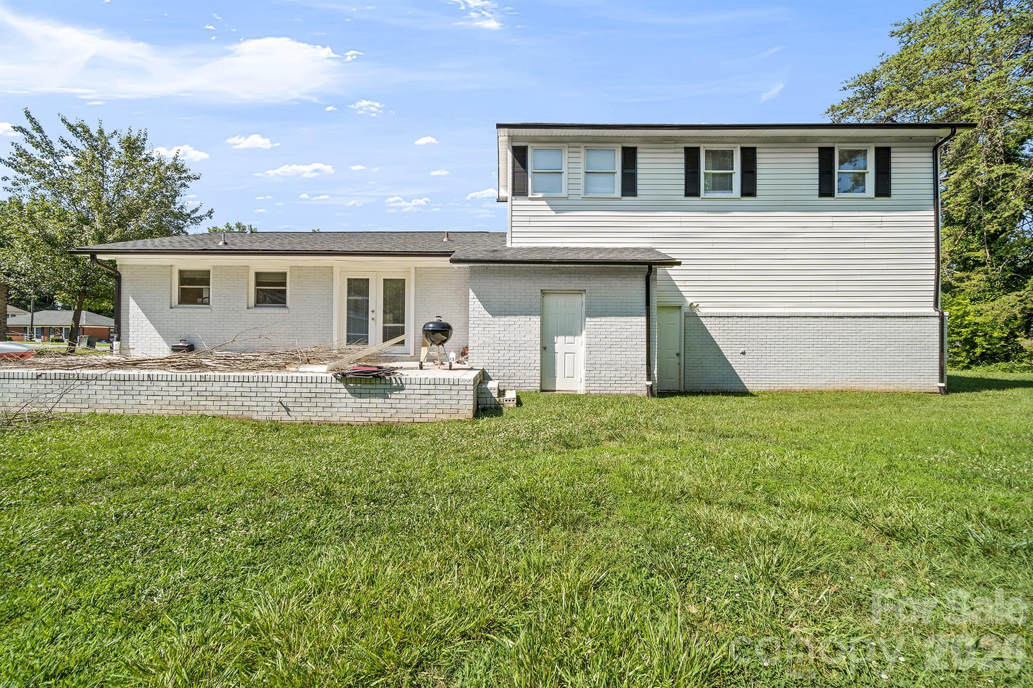 525 Kelly Avenue
