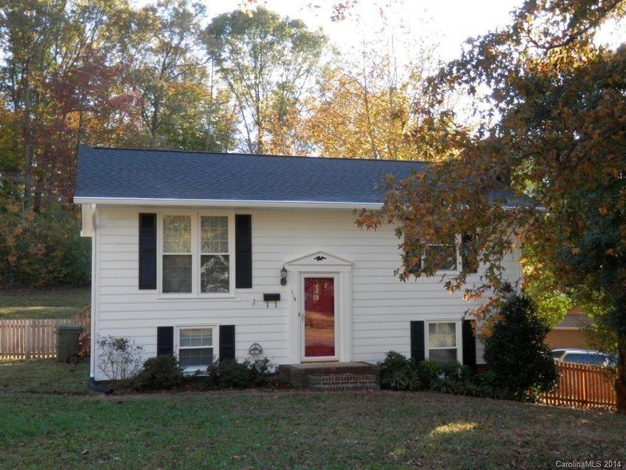 Awesome house w/many updates in Ft Mill schools, 4 BR/2BA, heat pump (2009) new roof (2011), 2013-new windows, new doors, flooring, tile in bathrooms, updated showers/tubs, new light fixtures, double oven, kitchen sink/faucet, deck rebuilt, fenced backyard, detached storage, corner lot. Don't let this one get away! Great curb appeal, close to downtown Fort Mill