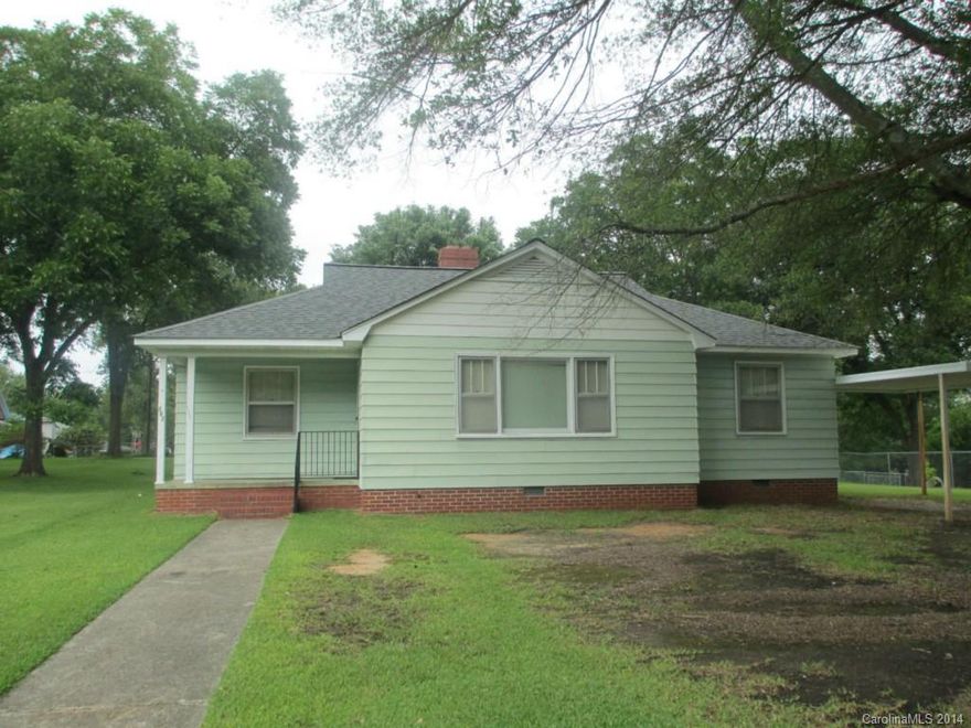 Great starter home with all the city conveniences. Home could have 3 bedrooms with addition of wall in den. Wood flooring underneath carpet in living, den and bedrooms. Roof 2013, termite bond by Rollins Pest Control