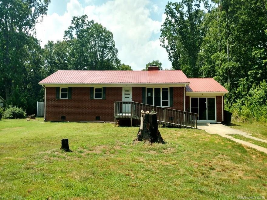 Classic  Brick Country home. Living room W/wood floors and fireplace.Carport finished & heated,Nice backyard .
Property is owned by the US Dept of HUD Case# 387-130381 Sold insured/w/escrow subject to appraisal. Seller makes no representations or warranties as to property condition.HUD Homes are sold "AS-IS".Pre 1978 properties to imclude LBP notices. Equal Housing Opportunity.Seller may contribute up to 3% closing costs upon buyers request at initial offer.