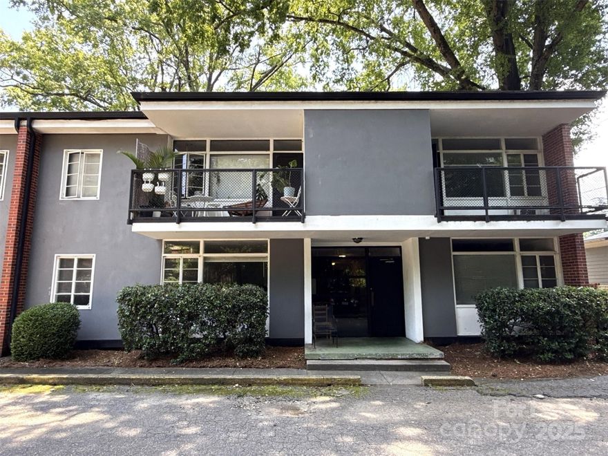 Elizabeth neighborhood 5 mins from Uptown or Plaza-Midwood. Rent includes free parking, heat and water. First floor unit. Walk to restaurants, shops and parks. New countertops and flooring installed in June 2025. Renters Insurance is required.