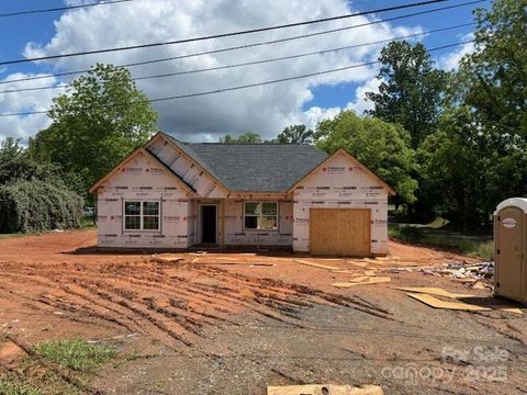 302 W Second Street Lowell NC 28098