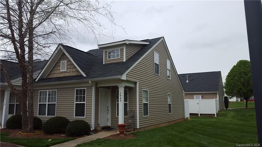 Garden home/Townhouse in the heart of Lake Wylie. Three bedrooms, two full bathrooms. Master has walk-in
closet. Close to shopping and restaurants. Award-winning Clover School District. Low SC taxes.