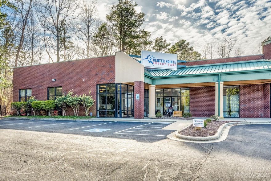 Well established medical usage space available in the Aldi parking lot along highway 150
