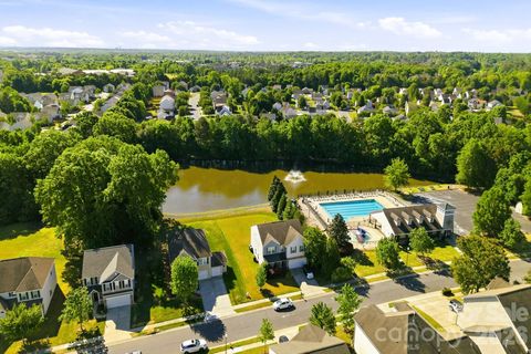 Photo of 14227 Lake Crossing Drive, Charlotte, NC 28278 (MLS # 4372892)