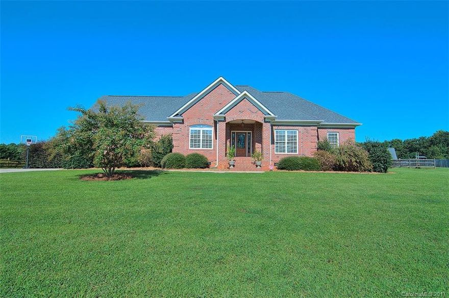 All brick 3br/2.5ba w/huge bonus rm, over the garage.Large .95 acre lot. Gourmet kit w/honey maple cabs,tiled backsplash & hrwd floors.Breakfast nook & formal DR, w/hrwd flrs.  Huge office w/hardwood flrs.GR w/ soaring ceilings & brick fireplace, neutral carpet & neutral paint.Split bedroom plan..Huge Owners Suite,treyed ceiling,bamboo hrwds.Owners Suite BA w/tiled flrs,dual vanity,garden tub,sep shower.Covered outdoor patio w/woodburning,stone fireplace.Huge fenced bkyd.Sideload 2 car garage.
