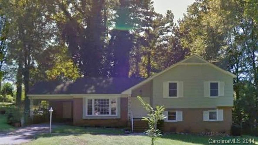 Split level home located in Hampshire Hills subdivision, 3 bedroom 2.5 bath with the master on main level. Home has 1 car carport and large backyard. Offering 1/2 off first full months rent with signed lease and move in by 9/30/14.