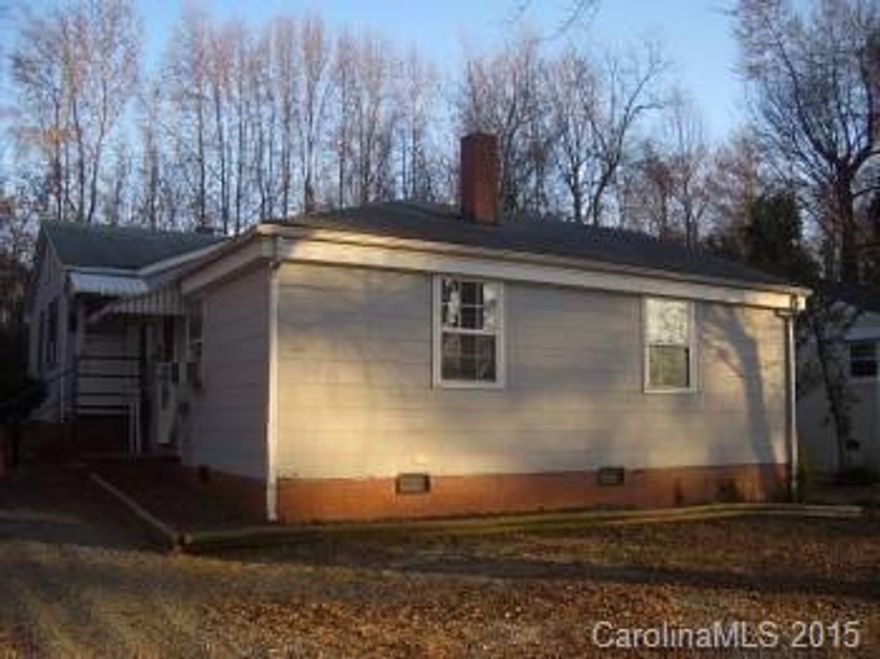 2 bedroom, 1 bathroom duplex near the Arts District. Fresh paint throughout and new kitchen floors. The kitchen includes the range. Water is included in the rent. Home uses gas heat and window AC and pets are not allowed.