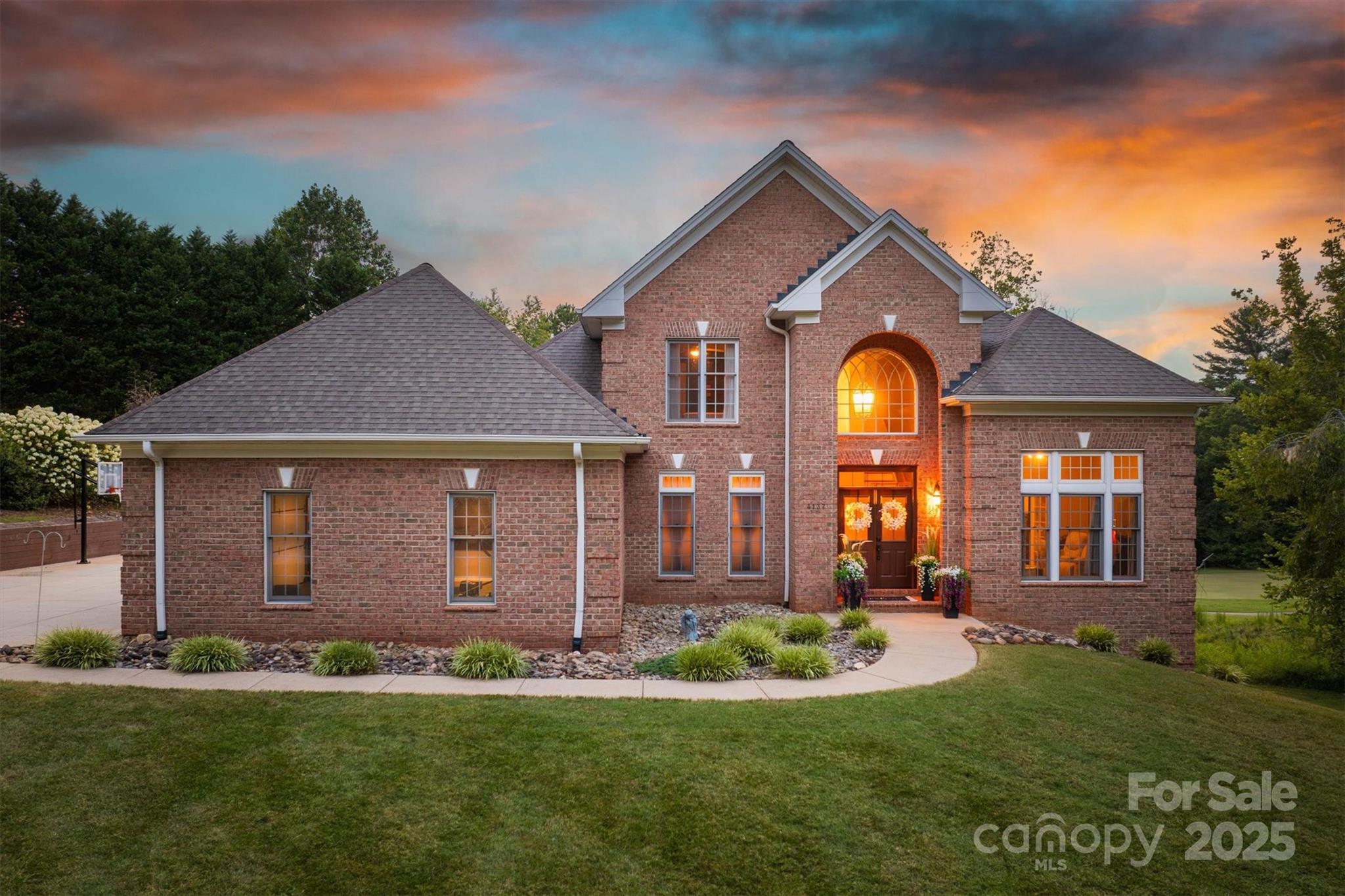 4137 Pinecrest Drive NE
