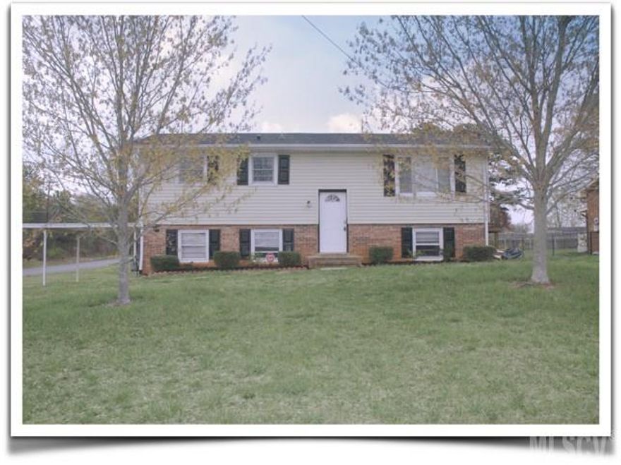 Centrally located 3 Bedroom, 1 Bath home just minutes from I40 and HWY 321. Also in walking distance to public park. Home features hardwood flooring, large deck, fenced back yard. Kitchen has brand new vinyl flooring. Home has been freshly painted throughout. All bedrooms on one level plus bonus area in the basement. Kitchen looks through bar into living room. Nice level lot with low maintenance landscaping.