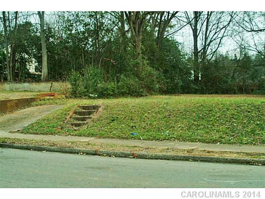 Nice building lot close in, bring your builder.