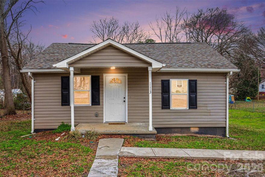 Check out this 2-bedroom, 1-bath home in Gastonia! It features LVP flooring and neutral paint throughout. The inviting eat-in kitchen includes stainless-steel appliances. Outside, you’ll find a spacious yard with a deck just off the back door—perfect for relaxing or entertaining. Conveniently located less than 10 minutes from downtown Gastonia and the FUSE District. Schedule your showing!