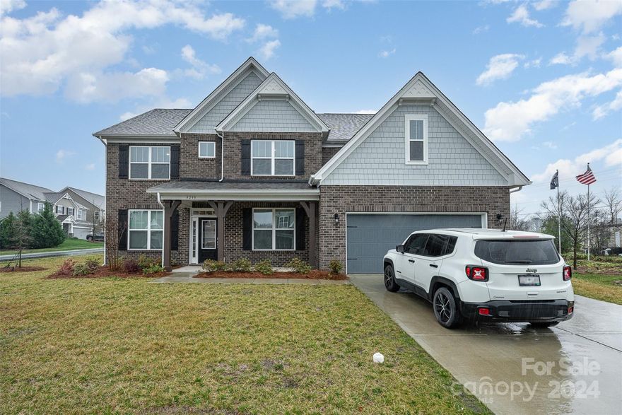 Welcome to this stunning 6-bedroom, 4-bathroom home nestled in the charming community of Avondale. Boasting spacious living areas and modern amenities, this home offers an ideal blend of comfort and style.
Upon entering, you're greeted by an inviting foyer that leads you into the expansive open-concept living space. The well-appointed kitchen features sleek countertops, stainless steel appliances, ample cabinetry, and a convenient center island. Book your private showing today.