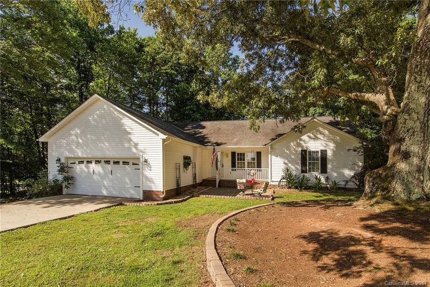 COUNTRY FRESH. Come discover the joy of peaceful living in this charming 3 BDR, 2 bath, home. Securely tucked off the road and nestled under a giant live oak tree. Gorgeous hardwood floors, comfy family room, galley kitchen, master suite with large walk-in closet, split bedroom plan with oversized closets. Relax and enjoy the sights and sounds of nature while sitting on your fabulous rocking chair front porch. Freshly painted walls throughout and brand new carpet make this home move in ready.