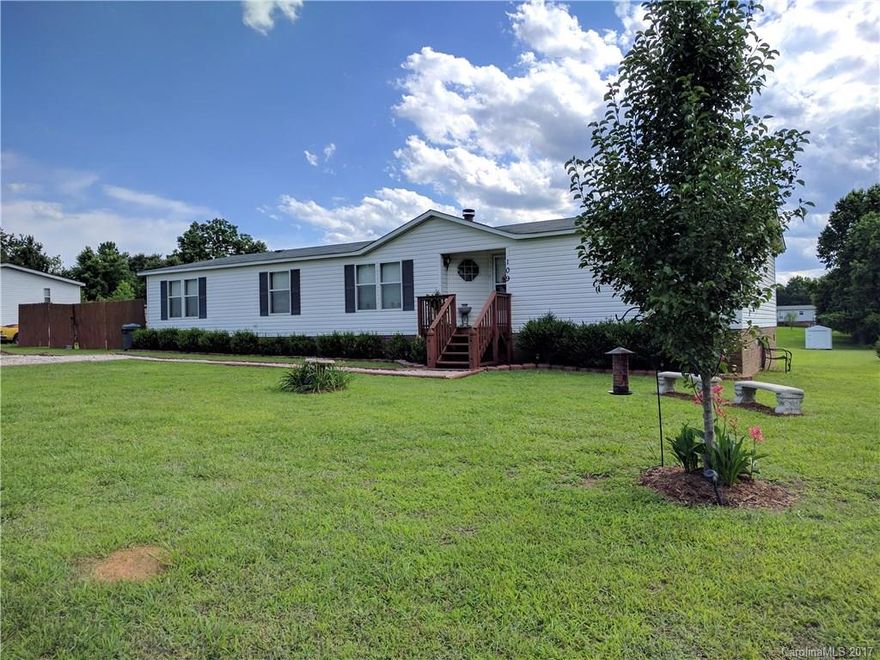 Come home To this lovely 4 bedroom 2 bath home on almost an acre
lot. Pretty to the max with laminate flooring, gorgeous carpet, updated light
fixtures, tile backsplash and stainless appliances (dishwasher is white but all
others are stainless). Priced to sell and won't last ling!
