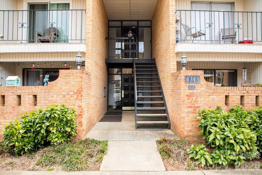 Live on the Little Sugar Creek Greenway and enjoy the perfect blend of nature and convenience. Walk or bike with ease to dining on Montford or shopping at Park Road Shopping Center—this sought-after lifestyle is truly hard to find.
Step outside and find the greenway quite literally in your backyard. Open your sliding glass door to a serene pebble-tiled patio, the perfect place to unwind while taking in beautiful, peaceful views—also enjoyed from the primary bedroom.
This home was fully updated in 2022 and is completely move-in ready. The stunning kitchen features a cooktop, wall oven, and smart refrigerator, combining style with modern functionality. The seller is also including a stackable washer and dryer for added convenience.
Don’t miss this rare opportunity to own a home where comfort, style, and location come together effortlessly.