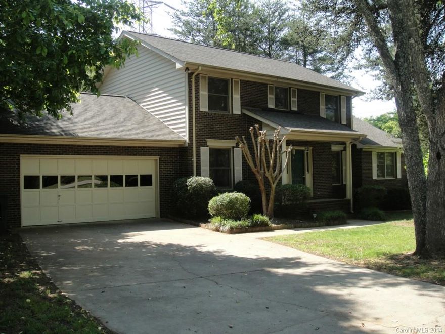 Traditional house in established neighborhood. Close to golf course and downtown Mooresville. Mooresville schools.  Pets conditional with $100 pet fee/pet and additional $25 monthly rent/pet. Home does NOT come with a frig or washer/dryer.