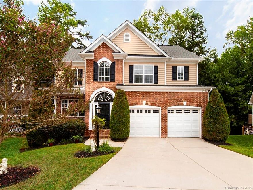 Picture perfect home, open floor plan with soaring ceilings in foyer and great room. Kitchen features granite, s/s appliances, and 42" cabinets. Hardwood floors on main. Cul-de-sac, with wooded rear yard, from deck it feels like a mountain retreat. Quick drive to Uptown, South Park, Arboretum and 485. Neighborhood pool & tennis