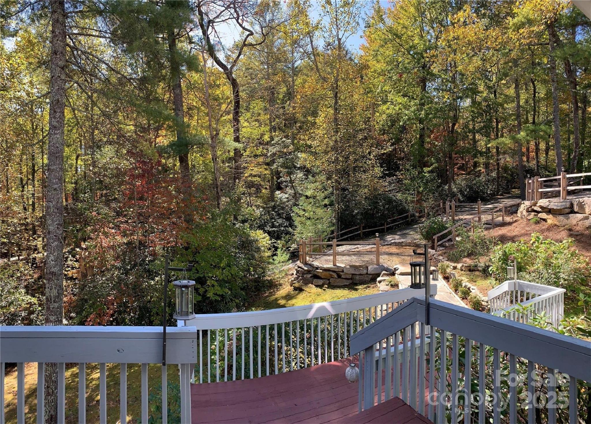 11 Lower Tanglewood Drive E