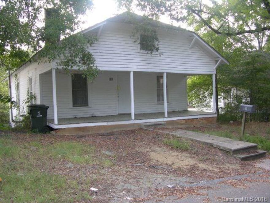 2 bedroom investment property. Currently vacant. Home to be sold "as-is". Previously home had steady rental history @ $550/mo.