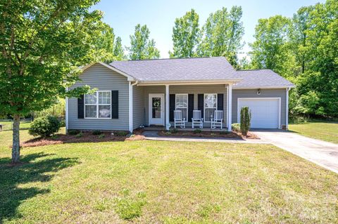 Photo of 7212 Pinfeather Circle, Cramerton, NC 28032 (MLS # 4382915)