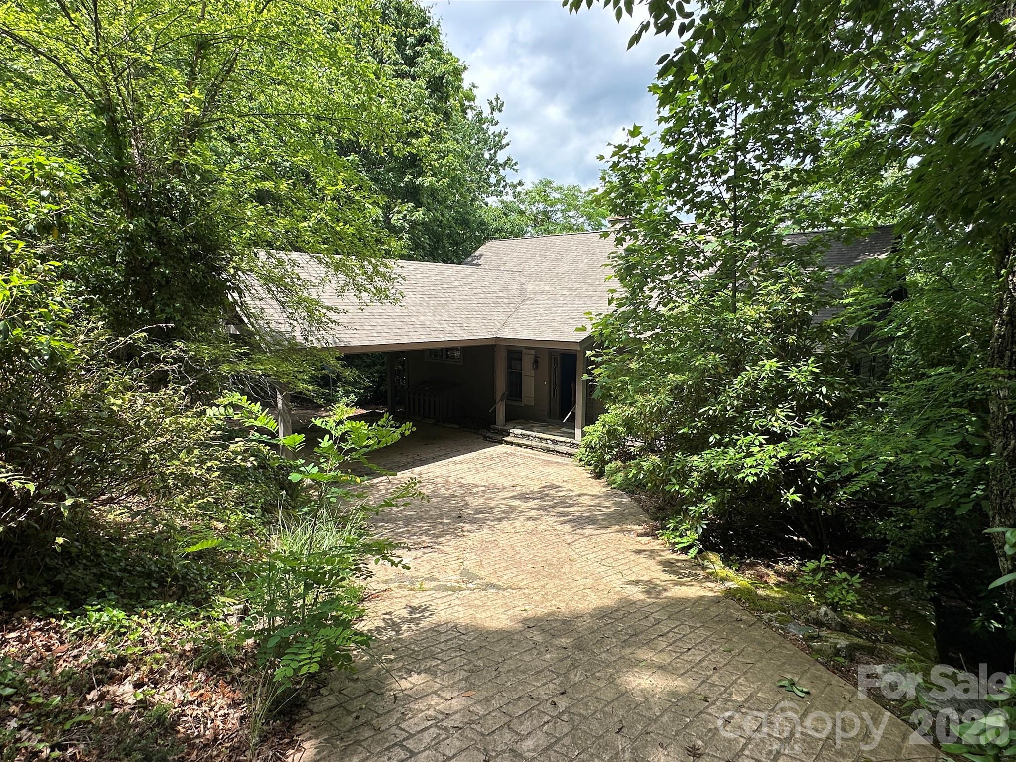 880 W Rochester Drive, Cashiers, NC, 28717