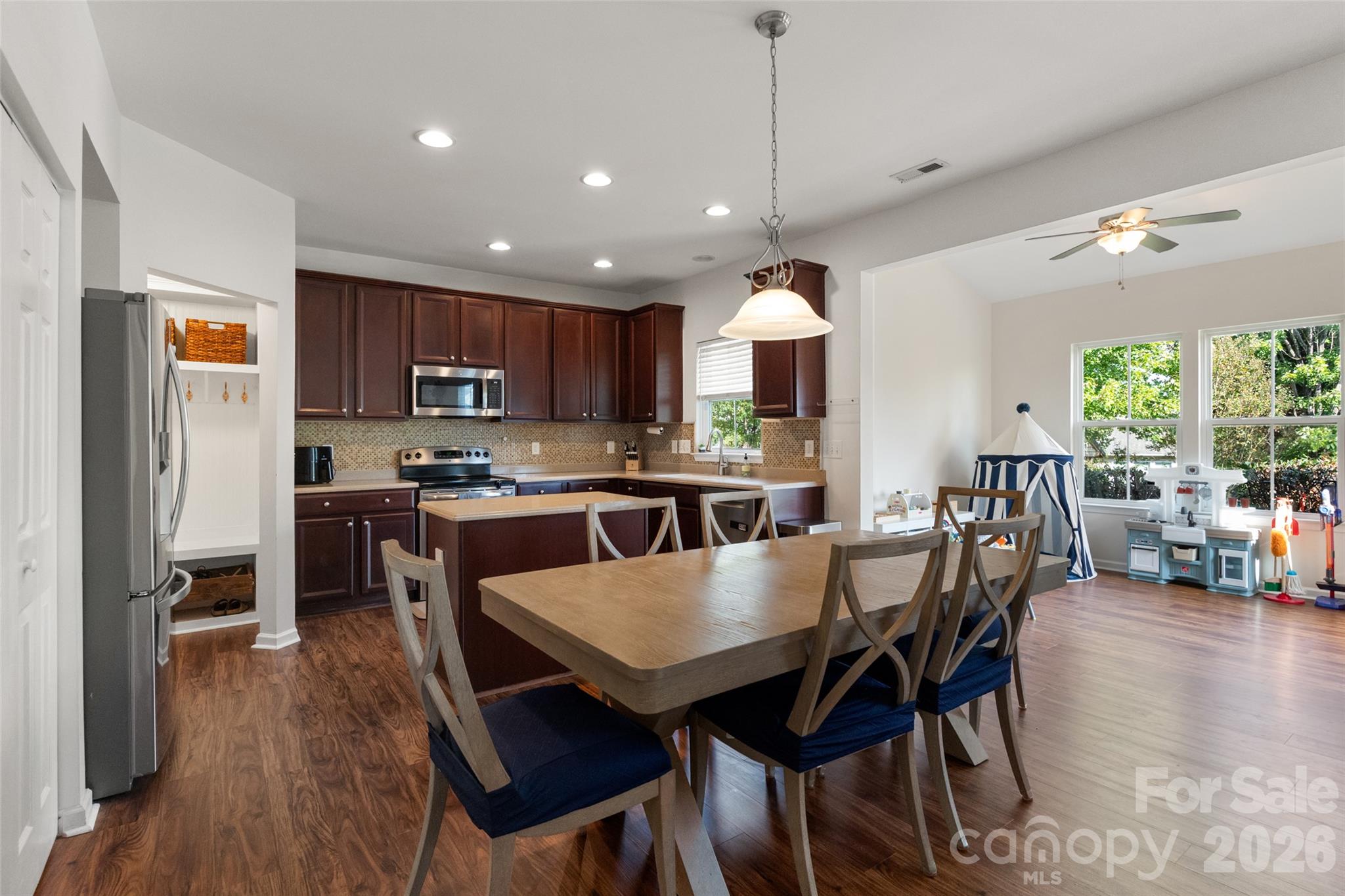 837 Lion Lane