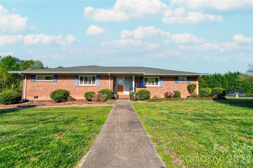 4 bedroom, 3 bath single-level brick ranch home located in the heart of Kings Mountain. Situated on a spacious .85 acre corner lot, this home features a 4 car garage, a bright sunroom perfect for additional living or entertaining space, and a large backyard patio. Conveniently located to Downtown Kings Mountain, HWY 74 & I-85 for an easy commute to larger surrounding cities!