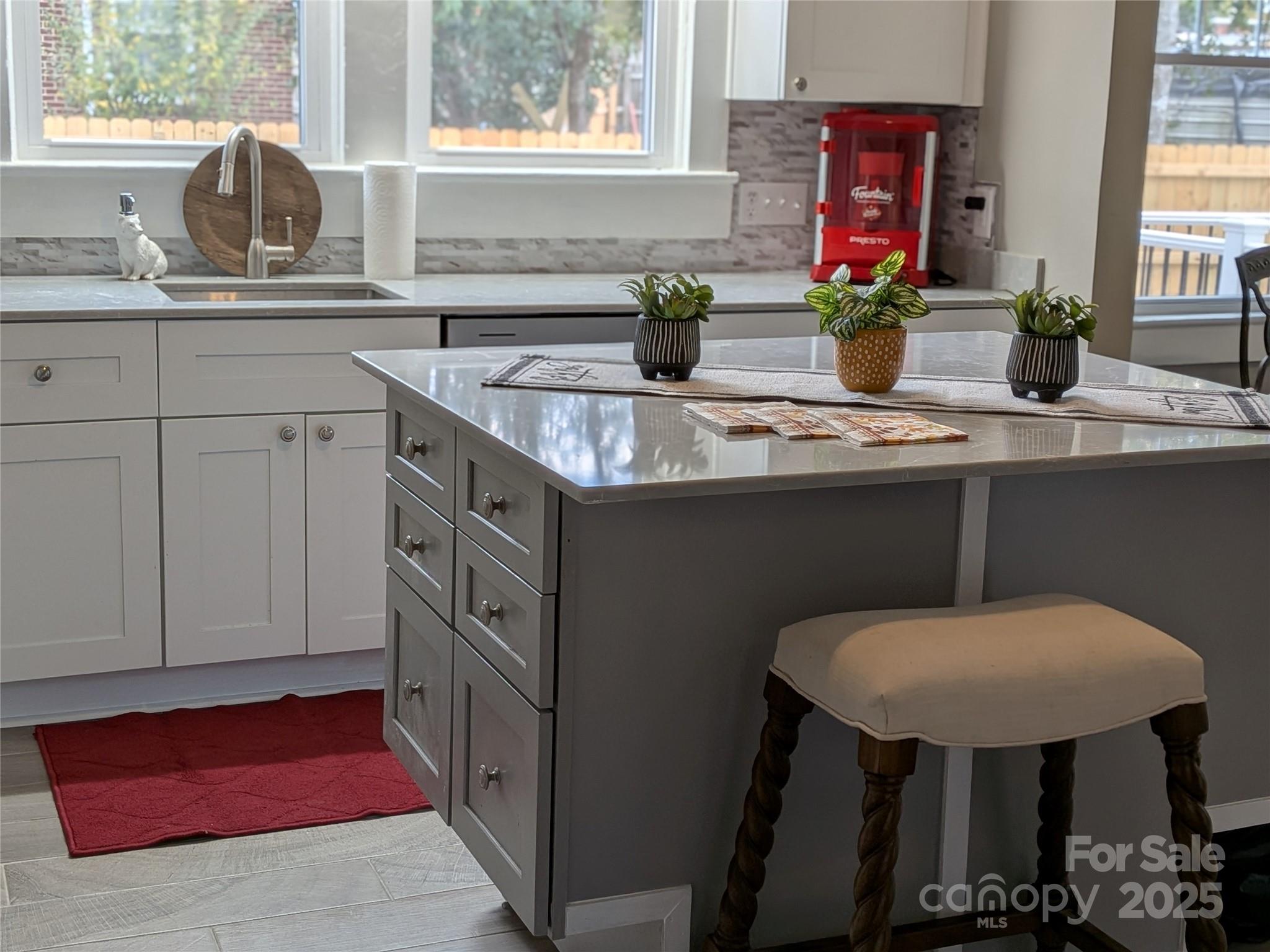 933 W Warren Street W W