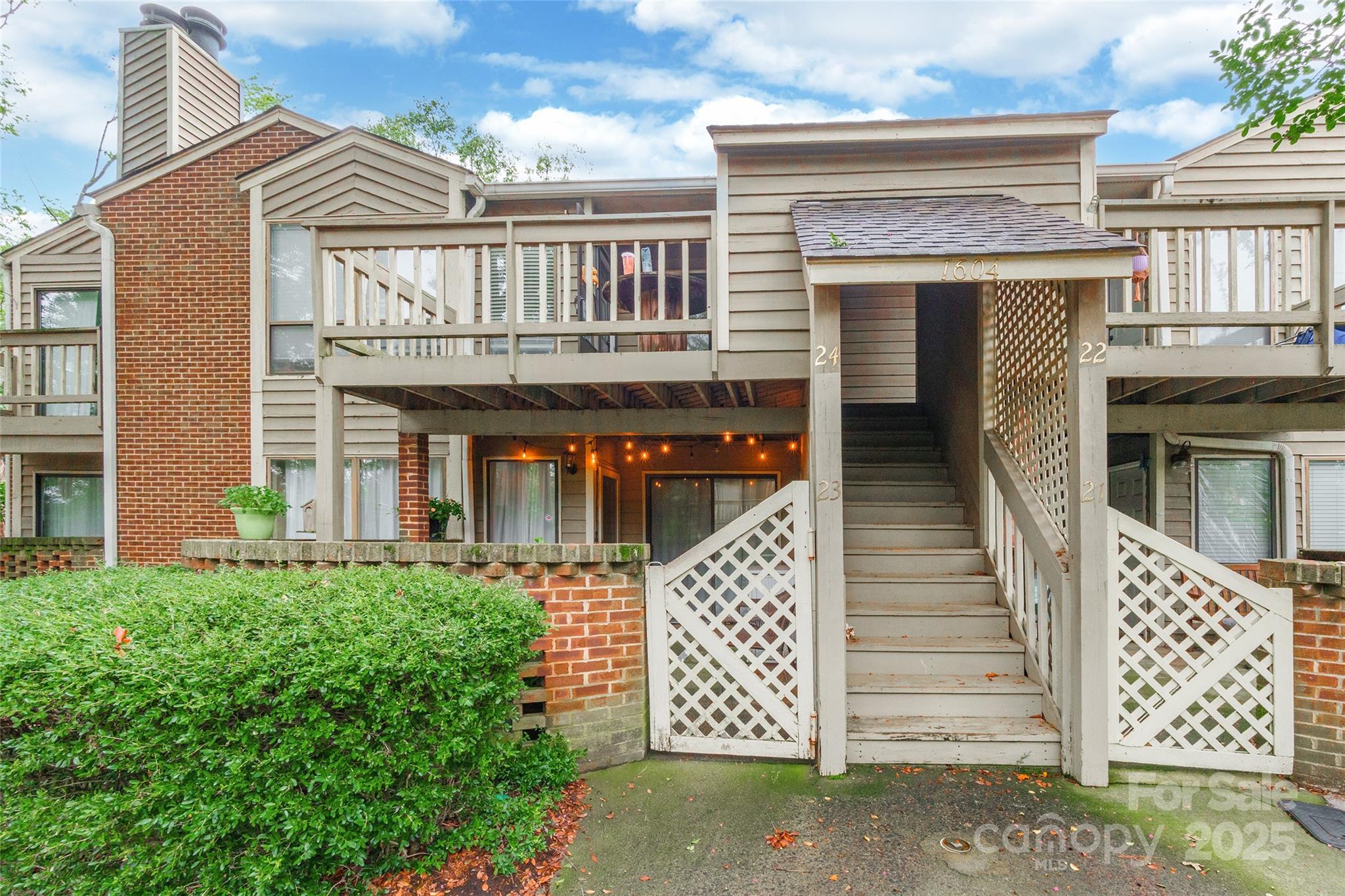 1604 Sharon Road W 23