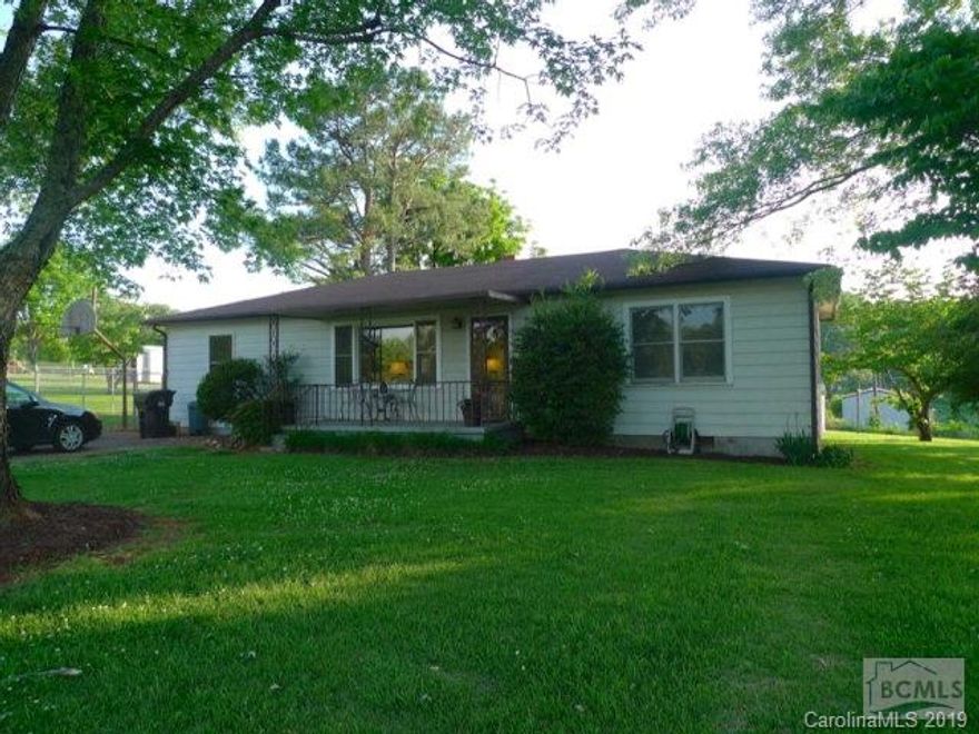 Great starter home! Nicely updated ranch with eat-in kitchen and dining room. Large, private master bedroom and bath with whirlpool tub and laundry. Level fenced backyard with storage building.  New windows 2014.  Close to I-40 and Patton/Liberty Schools. 5 minute drive to downtown Morganton.