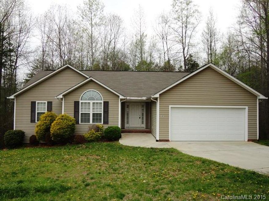 3 Bedroom RANCH home on a spacious cul-de-sac lot in Creekside Village For Rent! Large Great Room has vaulted ceiling and gas log fireplace, open Kitchen with Pantry, Dining Room with bay window, Master has garden tub and separate shower and Laundry with Washer/Dryer included. Enjoy the wooded view from the 12 x 12 rear Deck with steps to backyard. No Smoking, No Dogs and 1-Cat under 12-lbs negotiable with a non-refundable pet fee. AVAILABLE FOR AN IMMEDIATE MOVE-IN!