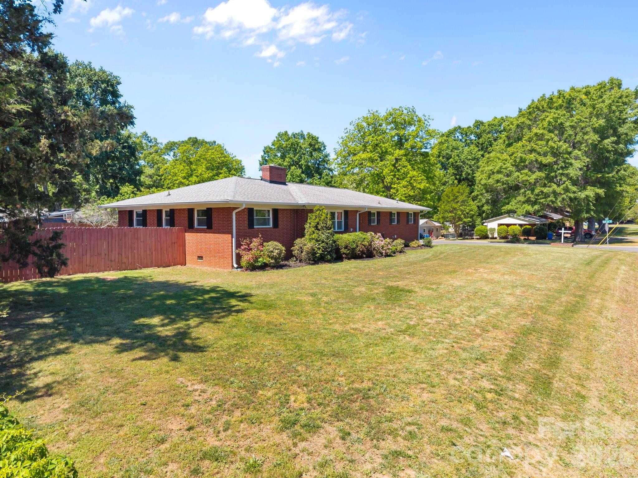 903 E Iredell Avenue