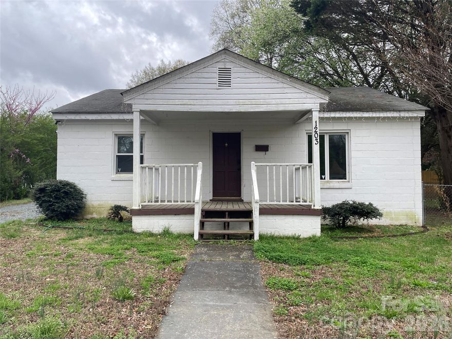 This adorable home in Monroe is ready for the next owner to add their special touches and make it their own! A great opportunity for a first-time buyer to build equity or as an investor purchase.
The fireplace has not been used in many years and is being sold as is.