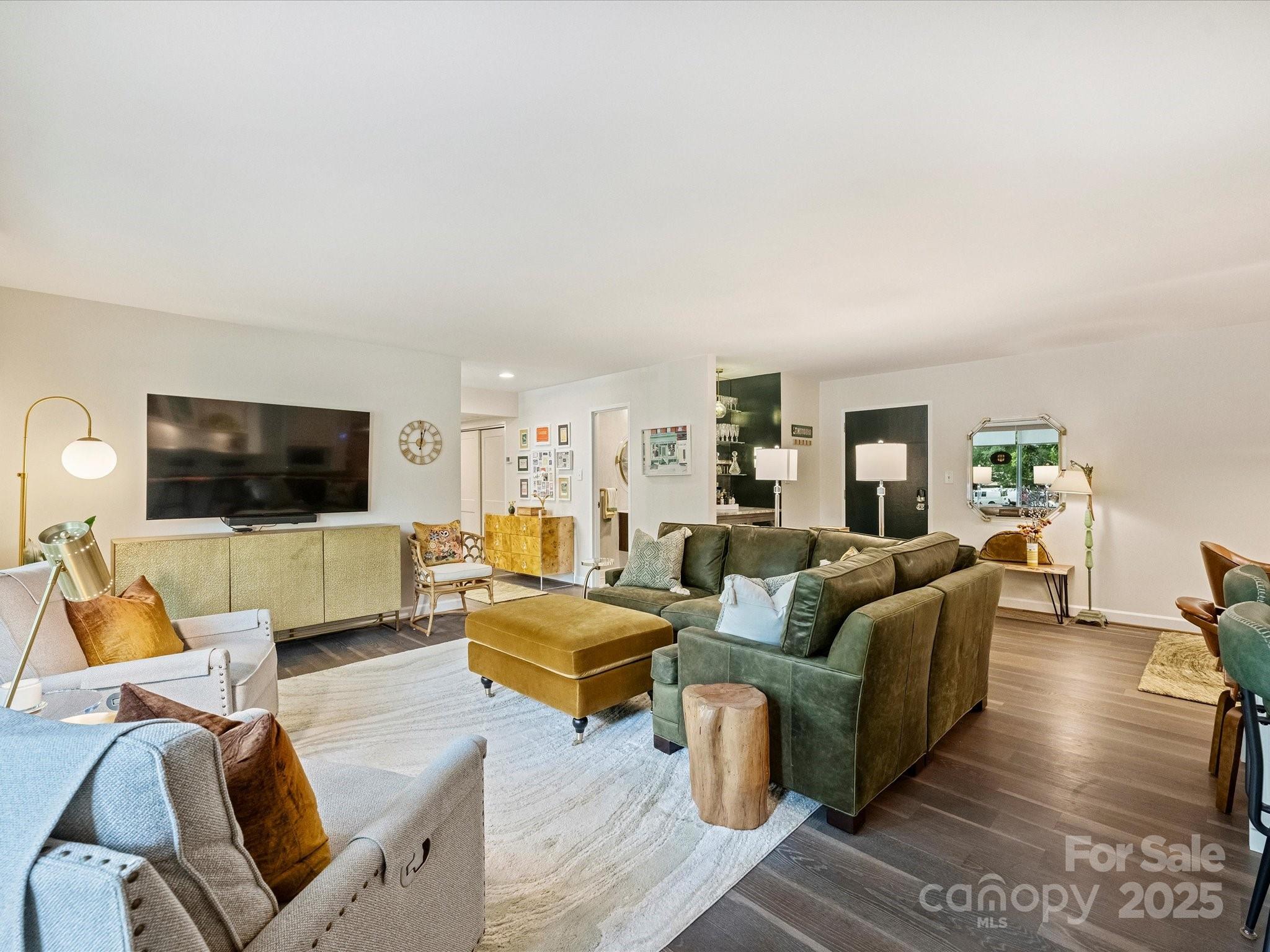 1300 Queens Road 202