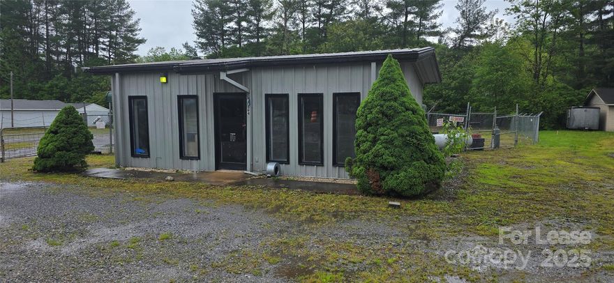 Great visibility, One-level commercial building right off busy Jonathan Creek Road and just minutes to I-40. There is an open space, 1 restroom, a private office space, and what could be a 2nd office space or kitchen. Minimum 1-year lease with $1000 security deposit. The tenant pays the utilities. There is some fenced space on the side and being the building which is not included for use by the tenant. There are 10 +/- parking spots. Cable, internet are available. City water and sewer.