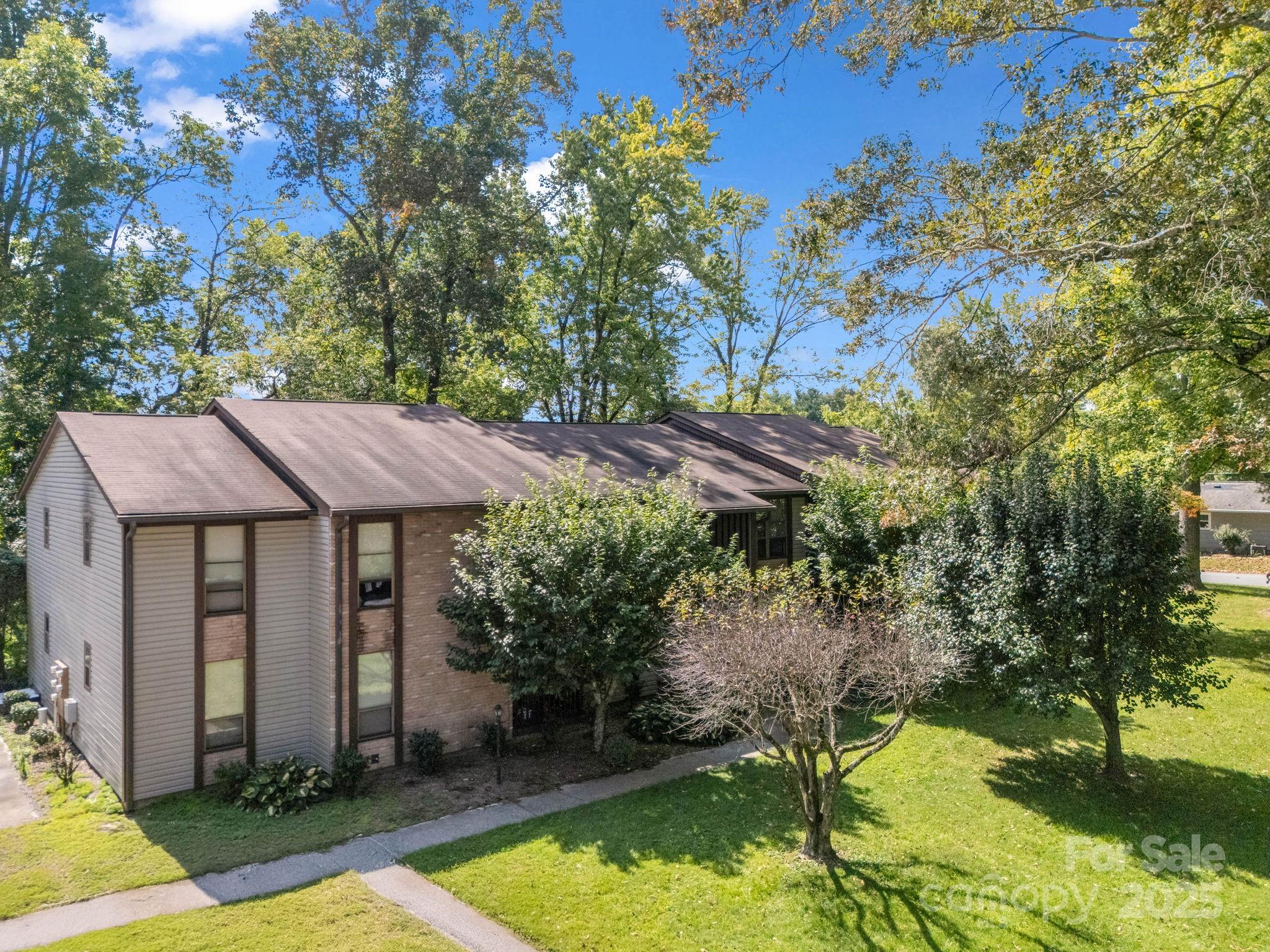 333 W Lake Avenue