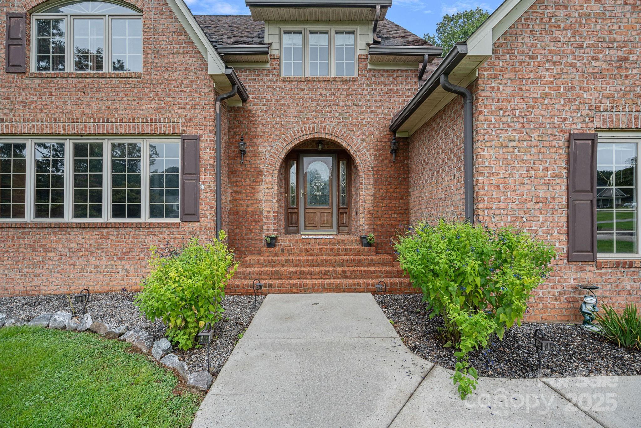 123 Golden Oak Drive